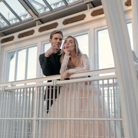 PiewDiePie dan Marzia mengikat janji suci setelah delapan tahun menjalin asmara. Ini merupakan hari paling indah, yang akan aku kenang selamanya. Aku mengucapkan banyak terima kasih kepada para tamu yang sudha meluangkan waktunya untuk menghadiri acara dan membantu kamu merayakan pernikahan ini, tulis Marzia, yang dulunya seorang beauty blogger. Foto: Instagram/@itsmarziapie, @pewdiepie