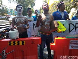 Pelantikan Anggota DPRD Sidoarjo Diwarnai Demo Mahasiswa