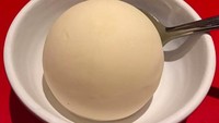 Biasanya hasil sekopan es krim berantakan, tapi tidak kali ini. Permukaan es krim terlihat sangat mulus dengan bulatan yang sempurna. Foto: Istimewa