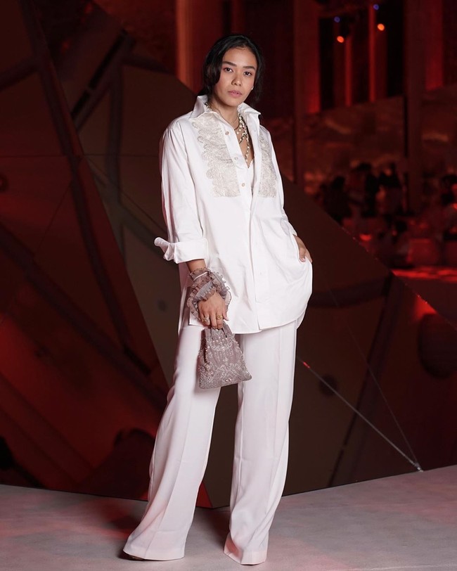 Hampir semua busana pilihan Adinia Wirasti selalu sukses menonjolkan kecantikan sekaligus mengakomodasi karakter gayanya yang edgy. Seperti ketika ia bersolek dengan look serba putih dari desainer Sapto Djojokartiko ini. (Foto: Instagram/@saptodjojokartiko)