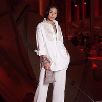 Hampir semua busana pilihan Adinia Wirasti selalu sukses menonjolkan kecantikan sekaligus mengakomodasi karakter gayanya yang edgy. Seperti ketika ia bersolek dengan look serba putih dari desainer Sapto Djojokartiko ini. (Foto: Instagram/@saptodjojokartiko)