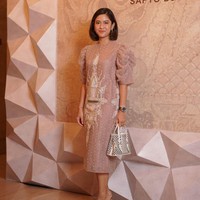 Aktris Dian Sastrowardoyo menebar pesonanya dengan gaun nude motif Candi beraksen kerutan pada bagian lengan dari koleksi Fall/Winter 2019 Sapto. Ia lalu memaksimalkan gayanya dengan handbag putih dan heels senada. Foto: Instagram/@saptodjojokartiko