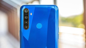 Konfigurasi kamera belakangnya 12 MP + 8 MP + 2 MP + 2 MP. Sementar kamera di bagian depan 13 MP. Fitur Nightscape, Chroma Boost, 250fps slow-motion video dan perekaman 4K di 30 fps ikut diberikan.Foto: GSM Arena