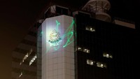 Pancaran sinar laser nampak pada dinding gedung pemerintahan di Hong Kong. REUTERS/Kim Hong-Ji.