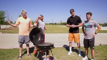 2. Dude Perfect. Dengan 2,846,916 pound sterling per bulan, lima sosok di balik channel ini berada di posisi kedua. Kelimanya suka memamerkan sejumlah trik unik yang menyedot view, dan kemudian iklan dan sponsor. (Screenshot YouTube)