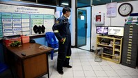 Kegiatan sehari-hari Pukpinyo adalah bekerja sebagai petugas pemadam kebakaran. Namun, kebanyakan waktunya dihabiskan dengan bergulat dan berburu ular yang masuk ke dalam rumah-rumah warga sekitar.