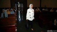 General Manager Komersial PT Humpuss Transportasi Kimia (HTK), Asty Winasti tiba di Pengadilan Tipikor Jakarta untuk menjalani sidang vonis, Rabu (21/8/2019).