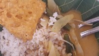 Di Tuban nasi lodeh disajikan di atas daun jati. Kuahnya agak kemerahan dengan lauk tempe goreng tepung. Foto : Instagram @yaya_yulianac