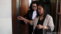 Jaksa menyebut setiap penerimaan dari Asty, Indung selalu mencatatnya. Atas perbuatannya, Indung pun didakwa melanggar Pasal 12 huruf a atau Pasal 11 Undang-Undang Nomor 31 Tahun 1999 sebagaimana diubah dengan UU Nomor 20 Tahun 2001 tentang Pemberantasan Tindak Pidana Korupsi Pasal 55 ayat (1) ke-1, Pasal 64 ayat 1 KUHP.