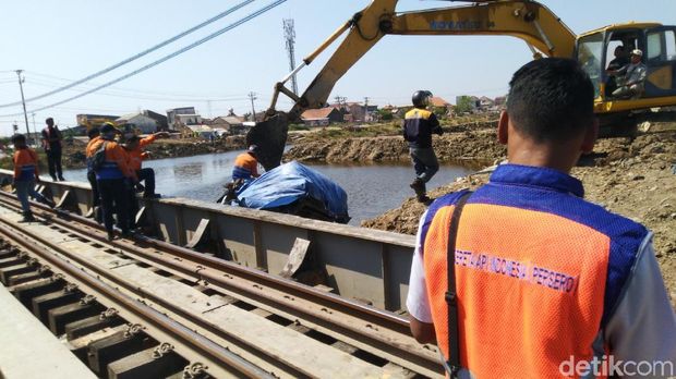 Tertabrak Kereta Api di Semarang, Mobil Terpental Masuk Sungai