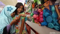 Anak-anak pun antusias melihat beragam instalasi seni menarik yang dipamerkan di terowongan Jalan Kendal-Blora tersebut.