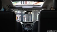 Melihat ke atap kabin, ada panoramic sunroof yang bisa terbuka sampai ke baris kedua mobil. Menjadikan suasana kabin terasa lebih luas dan terang.