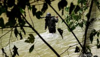 Kami sempat menyusuri Sungai Mosso yang dekat dengan lokasi mata air panas. Untuk menuju lokasi itu, kita harus menyeberangi sungai berkerikil dengag kedalaman sepinggul orang dewasa. 