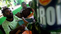 Penyelundupan barang juga kerap terjadi di perbatasan RI-PNG. Di mana Skouw menjadi gerbang utama ekspor-impor antara Indonesia dengan Papua Nugini. Karenanya, pasti ada saja orang-orang yang berupaya untuk menyelundupkan barang ilegal seperti Ganja.