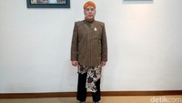 Secara detail, busana untuk pria terdiri dari surjan lengan panjang dengan kerah berdiri bermotif lurik kecil cokelat tanah kehijauan. Untuk celana panjang, terlihat komprang dan berwarna hitam dengan lancingan bebed panjen kain batik kebumen motif jagatan latar putih. Sedangkan penutup kepala berbentuk segitiga dengan warna dasar merah kecoklatan dibingkai batik motif modang.