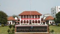 Gedung bergaya Eropa ini dulu rumah Gubernur Jenderal VOC Reinier de Klerk yang dibangun tahun 1760. Setelah Indonesia merdeka, tempat ini menjadi Gedung Arsip Nasional RI (Tasya/detikcom)  