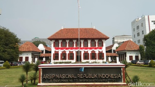 Gedung bergaya Eropa ini dulu rumah Gubernur Jenderal VOC Reinier de Klerk yang dibangun tahun 1760. Setelah Indonesia merdeka, tempat ini menjadi Gedung Arsip Nasional RI (Tasya/detikcom)  