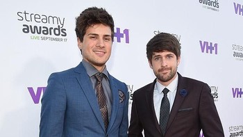 10. Smosh. Pasangan Anthony Padilla dan Ian Hecox biasa menampilkan sketsa komedi dan kanal utama mereka sudah dapat lebih dari 8 juta view. Mereka diprediksi mendulang 1.319.950 pound sterling per bulan. (Foto: Mike Windle/Getty Images for Dick Clark Productions)