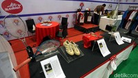 Beragam benda milik para atlet nasional pun turut ditampilkan dalam pameran tersebut.