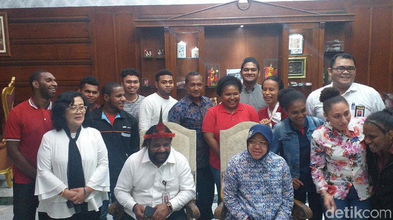 Temui Mahasiswa Papua, Risma Nyanyi Tanah Papua-Janji Beri Beasiswa