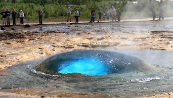 Lubang biru seperti benda luar angkasa, ini terjadi sesaat sebelum erupsi. (Foto: Brightside)