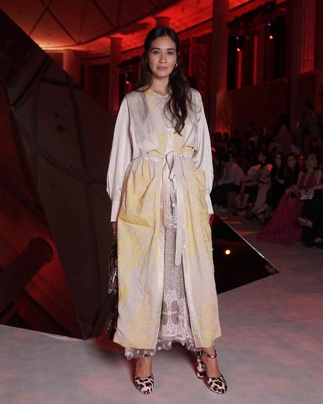 Velvet maxi-dress dengan outer bermotif candi dalam siluet feminin rancangan Sapto menjadi andalan Marsha Timothy. Heels bergaya mary-jane dalam motif leopard turut memaksimalkan gayanya. Foto: Instagram/@saptodjojokartiko