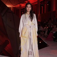 Velvet maxi-dress dengan outer bermotif candi dalam siluet feminin rancangan Sapto menjadi andalan Marsha Timothy. Heels bergaya mary-jane dalam motif leopard turut memaksimalkan gayanya. Foto: Instagram/@saptodjojokartiko