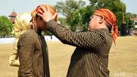 Peluncuran busana adat khas Kabupaten Kebumen secara resmi dilakukan oleh Bupati Kebumen, KH Yazid Mahfud. Karakteristik busana adat Kebumen, kata Yazid banyak dipengaruhi oleh budaya Mataram Yogyakarta tapi dengan ciri khusus lain yang disematkan.