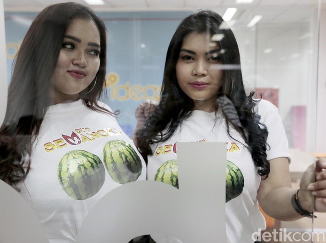 Kepedihan Duo Semangka yang Tetap Dikecam Meski Sudah Berpakaian Tertutup