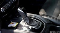 AC-nya juga sudah dual zone jadi pengendara dan penumpang bisa merasakan hembusan udara AC yang berbeda suhunya. Sementara jika bosan, detikers bisa memilih menyalakan musik di telepon genggam dengan Carplay di mobil.