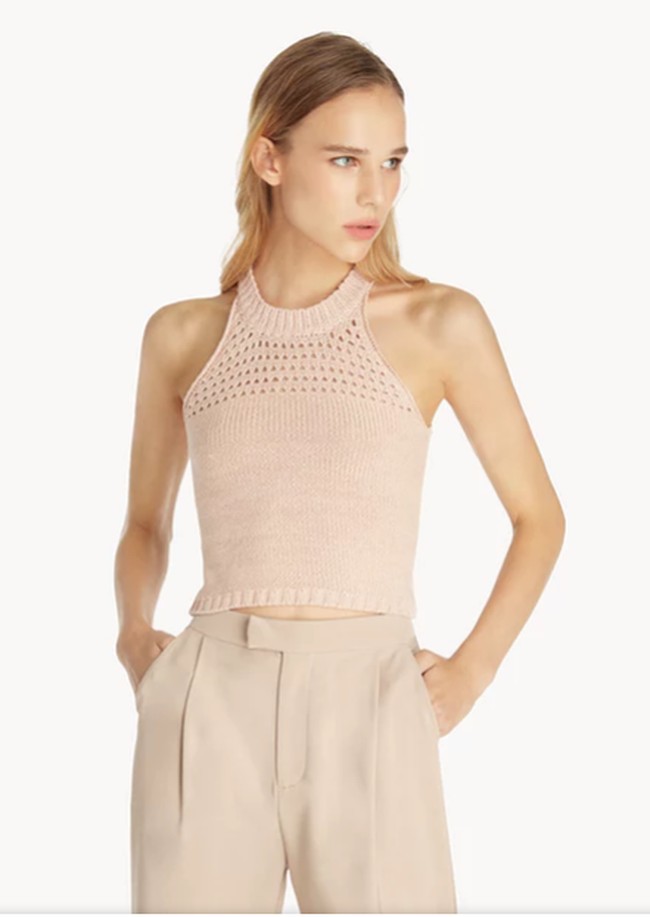 Halter TopAtasan lain yang cocok dipadukan dengan jeans adalah halter top ala 90an. Item yang belakangan jadi tren ini bisa dipakai sendirian atau sebagai dalaman juga cocok untuk berbagai model jeans. Purpose Crochet Halter Tank warna Blush seharga Rp 249 ribuan ini cocok dijadikan pilihannya. Foto: Pomelo