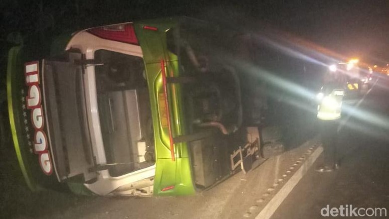 Kecelakaan Bus di Tol Tangerang-Merak, 4 Orang Tewas Kecelakaan Bus di Tol Tangerang-Merak, 4 Orang Tewas