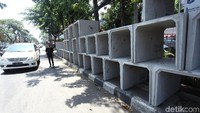 Hal itu tentu saja dalat membahayakan para pejalan kaki.