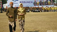 Busana ada khas Kebumen mengusung konsep kembali ke alam dengan potensi pertanian agraris dilambangkan dengan motif sekar jagad, Ki Bumi atau Kebumen dilambangkan dengan warna beskap cokelat tanah kehijauan atau ijo tembelek lancung, kelapa, kopra dan gula dilambangkan dengan stagen warna hitam bagi wanita dan sabuk kopel bagi pria.