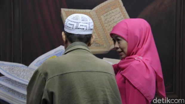 Gubernur Khofifah melihat pameran lukisan/