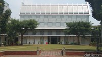 Selain dua gedung bertingkat, ada pula bangunan yang rencananya akan dijadikan Museum Kepresidenan RI. Gedungnya bercat putih dengan desain cantik dan unik (Tasya/detikcom) 