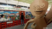 Instalasi seni dari barang bekas yang menghiasi terowongan Jalan Kendal-Blora itu pun menarik perhatian warga yang melintas di sana. Tak sedikit warga yang berhenti sejenak untuk melihat-lihat beragam instalasi seni tersebut.
