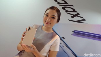 Peningkatan lain ada pada Samsung Dex. Kini pengguna Galaxy Note 10 dapat memindahkan file ke PC secara lebih mudah, cukup drag dan drop. Foto: Adi Fida Rahman/detikINET