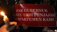 Warga juga menyalakan lilin sebagai simbol keseharian tanpa listrik.