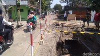 Pantauan di lokasi siang ini, tidak ada aktivitas pengerjaan proyek di Jalan Babaran tepatnya di Kelurahan Tahunan, Kecamatan Umbulharjo, Kota Yogyakarta. Ada tiga titik galian sedalam kurang lebih tiga meter, ketiga lubang itu dipasangi pembatas. Pantauan di lokasi siang ini, tidak ada aktivitas pengerjaan proyek di Jalan Babaran tepatnya di Kelurahan Tahunan, Kecamatan Umbulharjo, Kota Yogyakarta. Ada tiga titik galian sedalam kurang lebih tiga meter, ketiga lubang itu dipasangi pembatas.