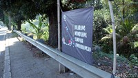 Pihaknya juga sudah melakukan pembersihan di Kalibaru setiap satu minggu sekali. Namun dia menduga sampah kembali menumpuk lantaran bawaan dari hulu.