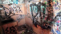 Selain penuh coretan, toilet stasiun juga kumuh, kotor dan tak berfungsi dengan baik.