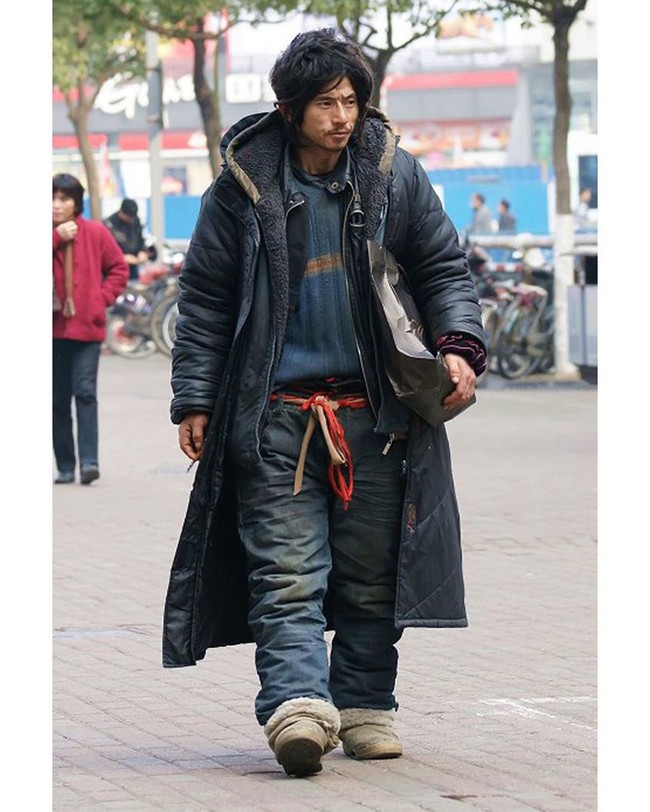 Nama Cheng Guorong jadi sensasi di internet pada 2010. Awalnya dia hanya gelandangan yang tiap hari menjelajahi jalanan Ningbo, sebuah kota di timur China untuk mencari makanan atau mengais sampah, mencari botol plastik dan puntung rokok. Namun, setelah namanya jadi viral ia didapuk menjadi model. Foto: Instagram