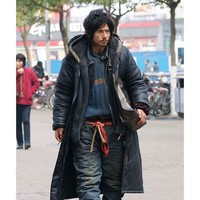 Nama Cheng Guorong jadi sensasi di internet pada 2010. Awalnya dia hanya gelandangan yang tiap hari menjelajahi jalanan Ningbo, sebuah kota di timur China untuk mencari makanan atau mengais sampah, mencari botol plastik dan puntung rokok. Namun, setelah namanya jadi viral ia didapuk menjadi model. Foto: Instagram