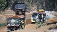Aktivitas pembangunan nampak terlihat di kawasan tersebut. Sejumlah truk nampak hilir mudik mengantarkan bahan bangunan untuk proyek tersebut.