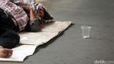 Potret Pengemis Bertebaran di JPO Satrio Kuningan