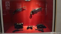 Di ruang pamer ada koleksi benda sejarah perjuangan rakyat Jawa Barat. Terdapat pajangan pucuk pistol VOC abad ke-16, tombak hasil rampasan di zaman kolonial Jepang dan samurai milik para perwira Jepang. (Fadil Muhammad/detikcom)