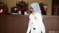 Asty Winasti divonis 1,5 tahun penjara dan denda Rp 50 juta subsider 4 bulan kurungan. 
