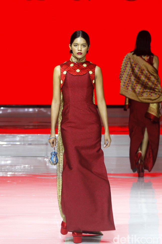 Desainer Andreas Odang mengangkat kain tenun menjadi cheongsam melalui koleksi terbarunya di Jakarta Fashion & Food Festival 2019. Kelapa Gading. Jakarta. [Senin, 19/08/2019]. Foto: Mohammad Abduh/Wolipop
