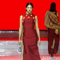 Desainer Andreas Odang mengangkat kain tenun menjadi cheongsam melalui koleksi terbarunya di Jakarta Fashion & Food Festival 2019. Kelapa Gading. Jakarta. [Senin, 19/08/2019]. Foto: Mohammad Abduh/Wolipop
